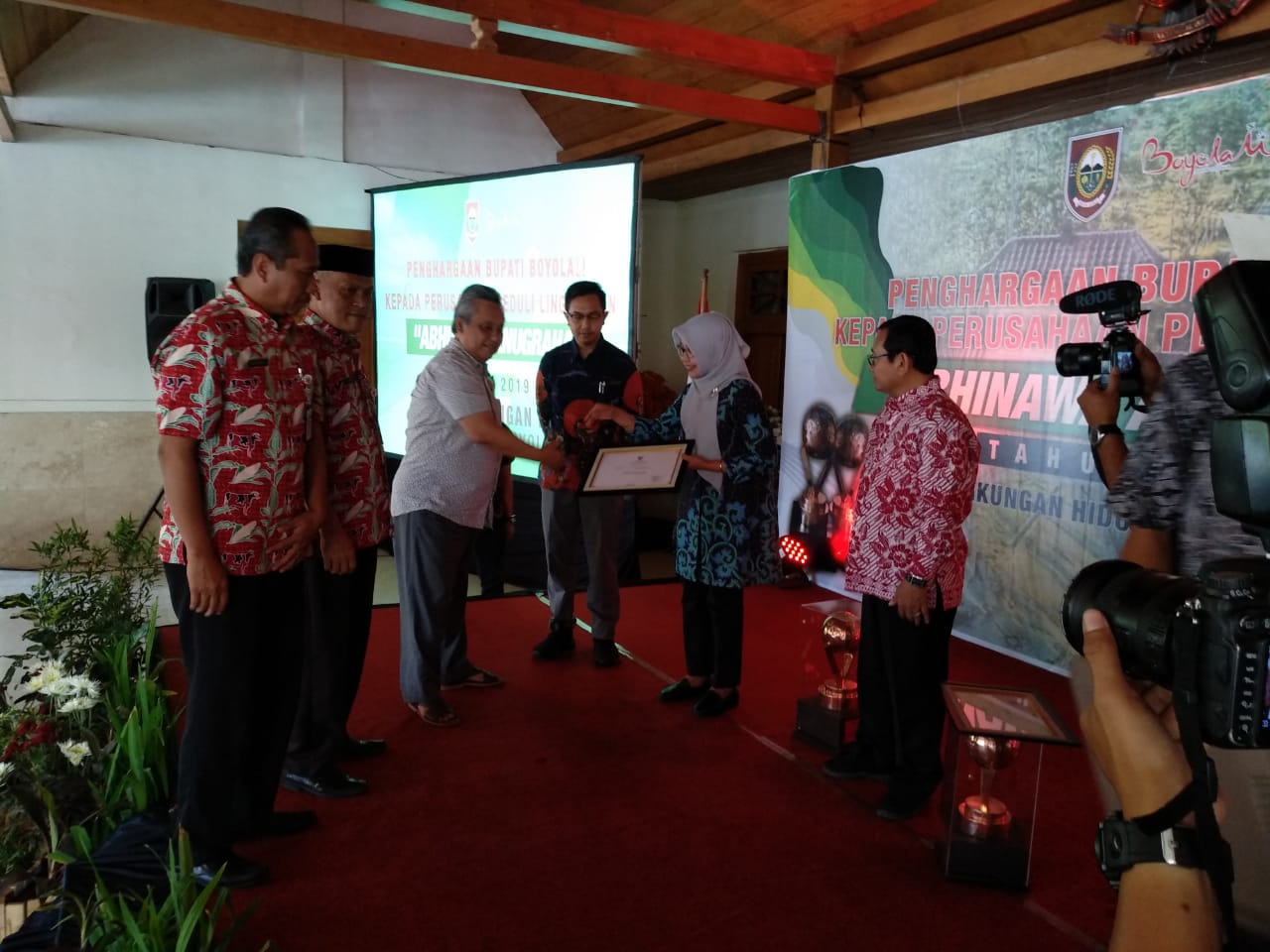 PT. SRIWAHANA ADITYAKARTA,Tbk Meraih Penghargaan Perusahaan Peduli Lingkungan 2019